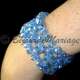 Parure bijoux SIRIUS, bracelet porté par jeune femme, coloris verre bleu, structure ton argent
