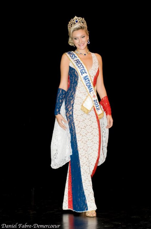 <h1>Miss Prestige National 2012 avec diadème et parure de bijoux</h1>